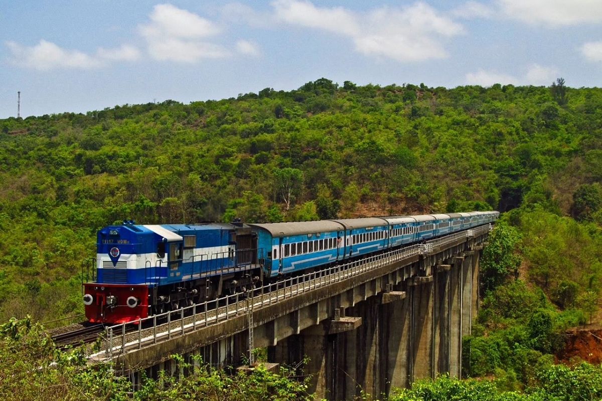 Job Alert: कोकण रेल्वेत सिव्हिल इंजिनीअर्ससाठी होणार भरती; या पत्त्यावर लगेचच पाठवा अर्ज