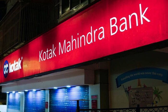 Kotak Mahindra Bank: कोटक महिंद्रा बँक एका वर्षाच्या एफडीवर 4.50 टक्के दराने व्याज देत आहे. खाजी बँकांमधील हा सर्वात कमी व्याजदर आहे