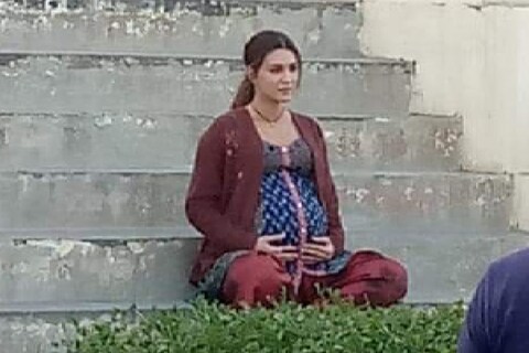 क्रितीचा एक व्हिडीओ सध्या सोशल मीडियावर जोरदार व्हायरल होत आहे. यामध्ये ती बेबीबंपसोबत दिसत आहे. त्यामुळे क्रिती आई होणार की काय? ही चर्चा चाहत्यांमध्ये रंगली आहे.