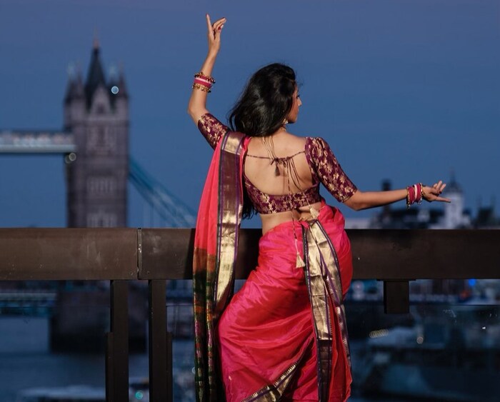 कृतिकाच्या या लंडनमधील मराठमोळ्या हटके स्टाईलचे सोशल मीडियावर अनेकांनी कौतुक केले आहे.