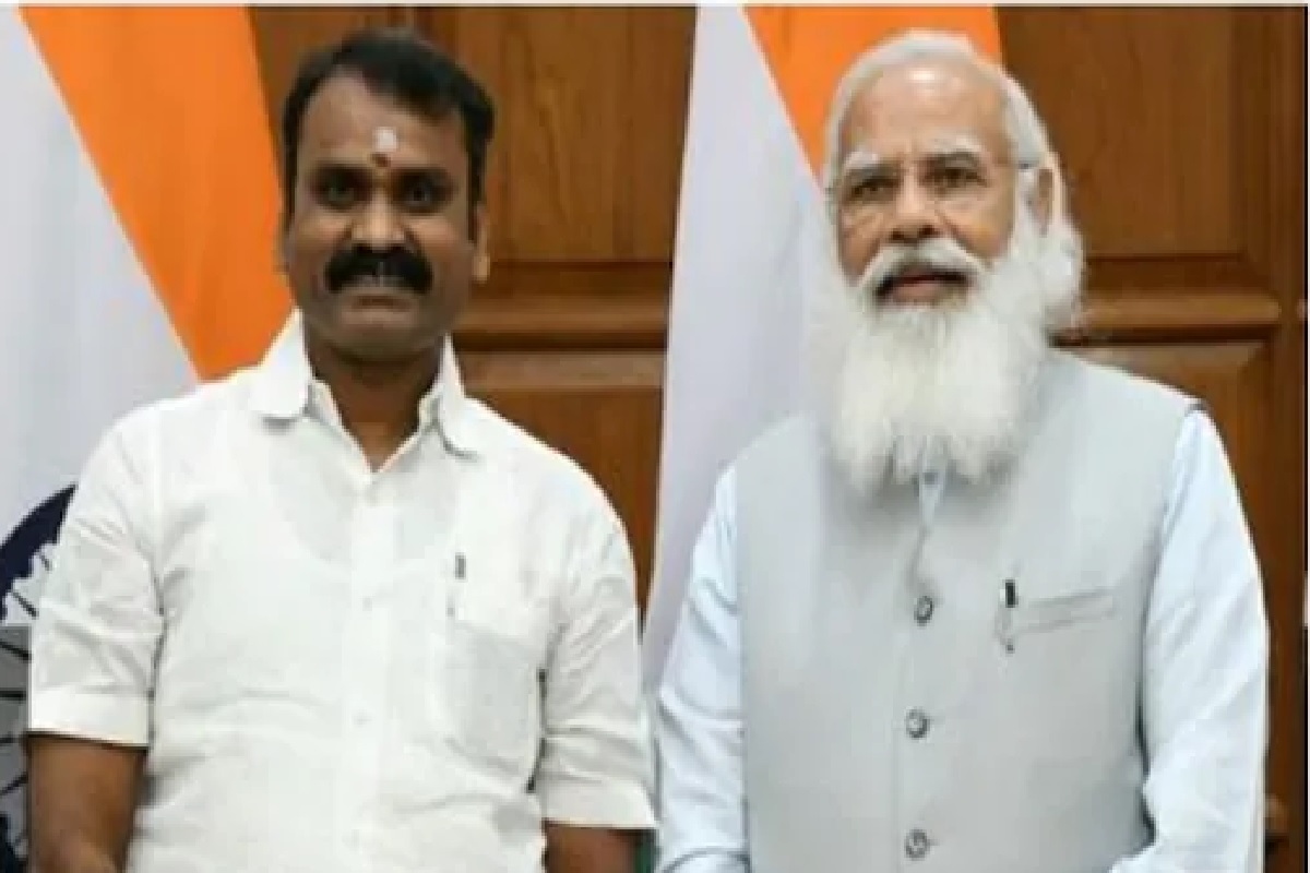 साधी राहणी, उच्च विचारसरणी! मुलगा केंद्रीय मंत्री, आईवडिलांना मात्र शेतीतच आनंद