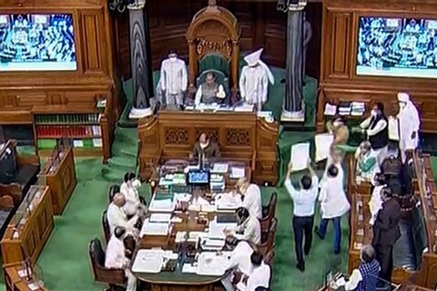 संसदेच्या अर्थसंकल्पीय अधिवेशनात (Budget session of parliament) गोंधळ घातल्याप्रकरणी 10 खासदारांना (10 MPs) निलंबित करण्यात (Suspended) आलं आहे.