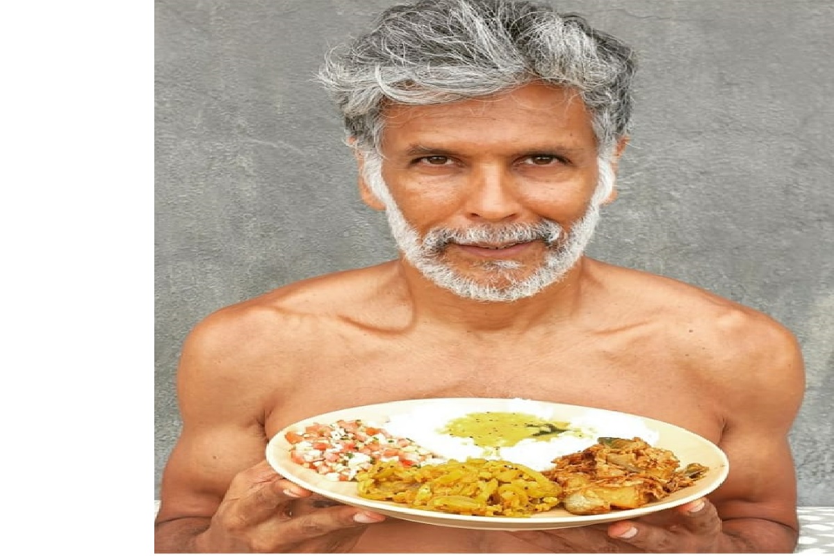 वयातही तरुण मुलांपेक्षाही मिलिंद सोमण फिट आणि उत्साही दिसतात.