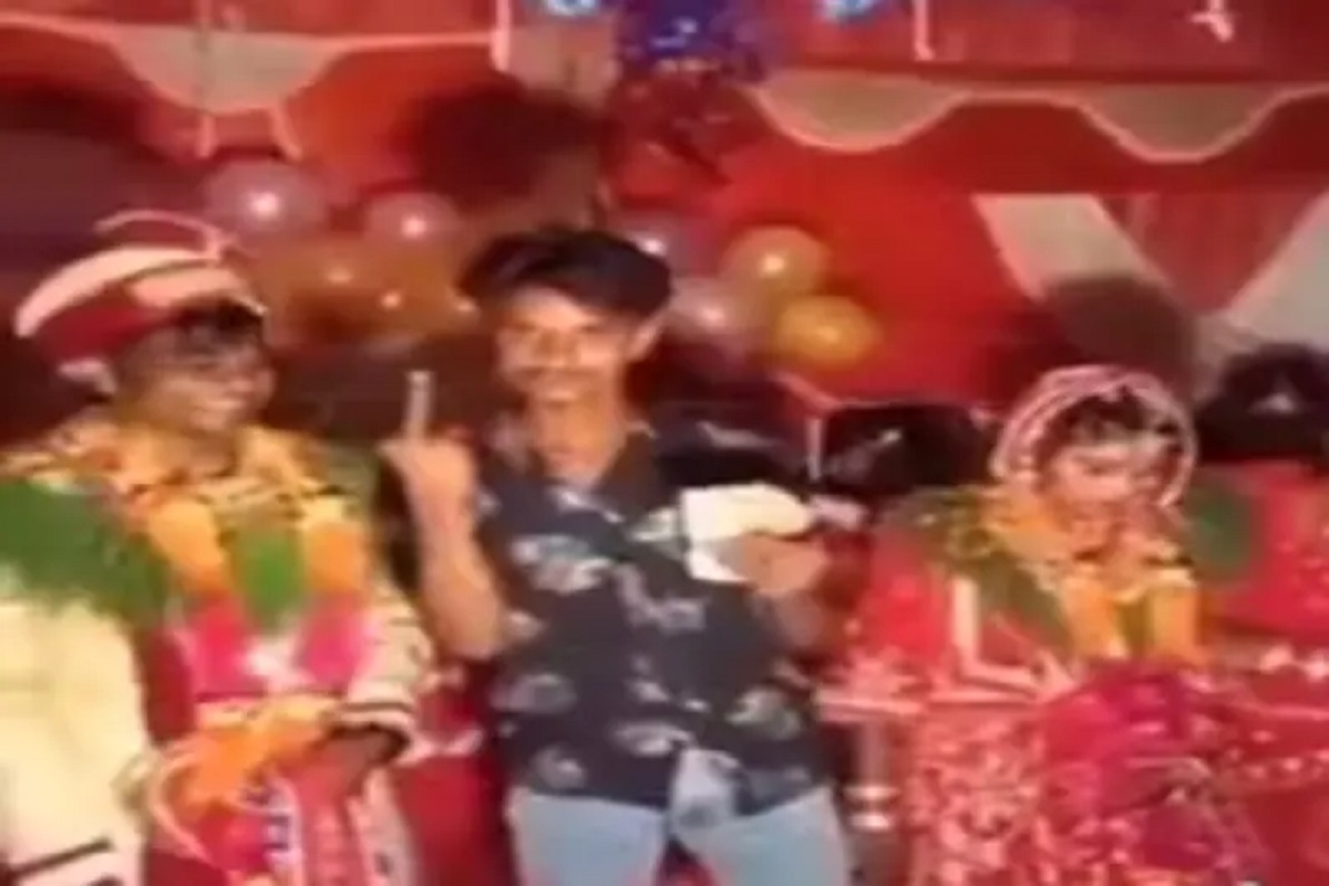 याला कुणीतरी आवरा रे! नवरा-नवरीच्या मध्येच उभं राहून तरुण हे करतोय तरी काय? VIDEO VIRAL