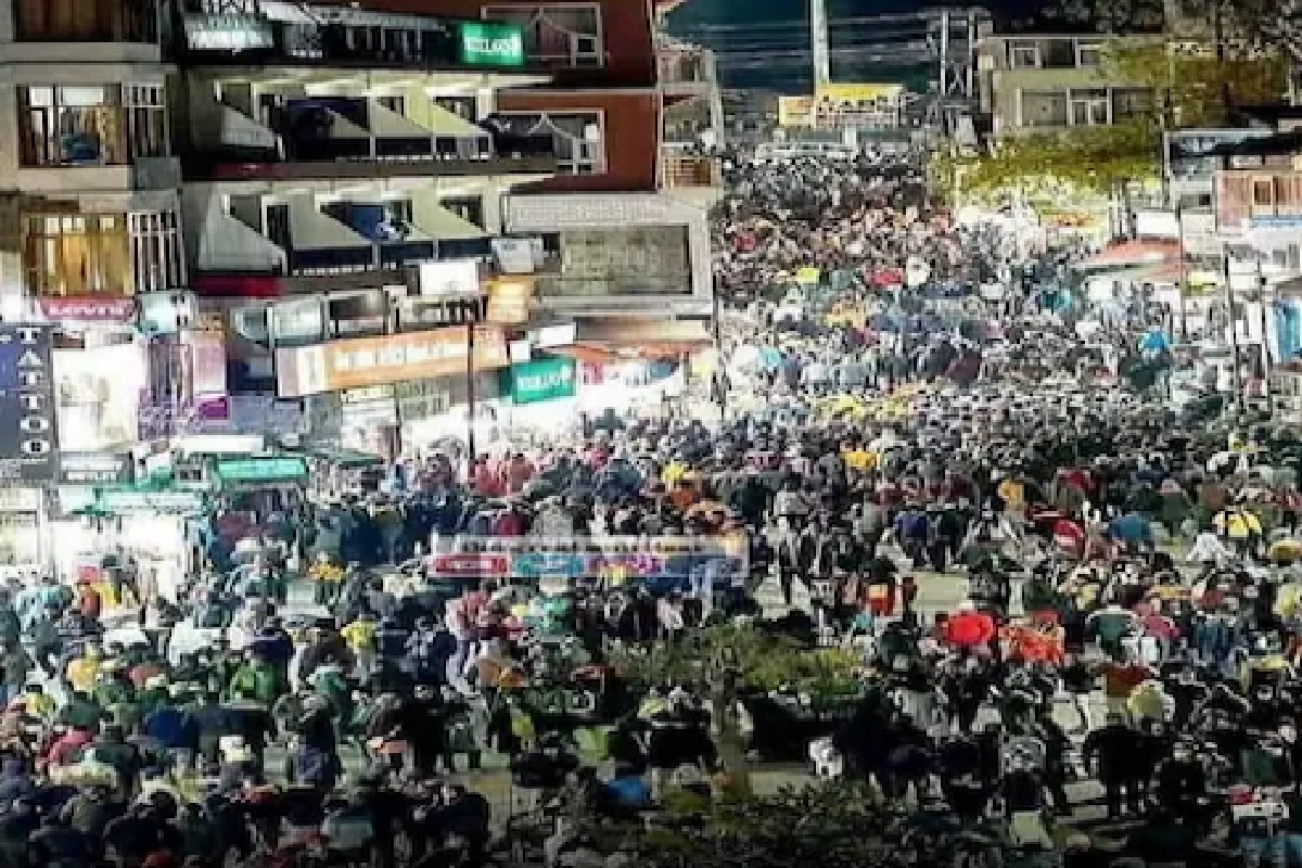 विनामास्क फिरणाऱ्या 'त्या' पर्यटकांचा भयंकर फोटो खरा की खोटा?