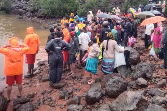 ‘पुरामुळे 150 बळी, मात्र मराठी कलाकार गप्पच’; संतापलेल्या चाहत्यांचा रोखठोक सवाल