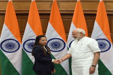 भारतीय वेटलिफ्टर मीराबाई चानूनं (Mirabai Chanu) शनिवारी टोकयो ऑलिम्पिकमध्ये (Tokyo Olympics) सिल्व्हर मेडल जिंकले. मीराबाईच्या या यशानं संपूर्ण देशात आनंदाचं वातावरण आहे. या ऐतिहासिक कामगिरीबद्दल तिच्यावर अभिनंदनाचा वर्षाव होत आहे.