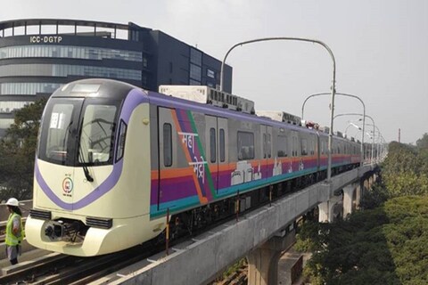आज येणार, उद्या येणार अशी चर्चा सुरु असलेली आणि गेल्या अनेक वर्षांपासून पुणेकरांचं स्वप्न बनून राहिलेली मेट्रो (Pune Metro) अखेर शुक्रवारी (Friday) धावणार आहे. 