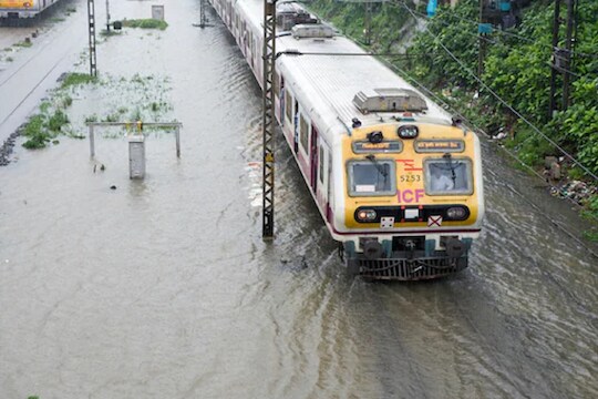 Explainer: मुंबईतल्या पावसाबद्दल IMD चा अंदाज कसा चुकला? खरंच या वेळचा पाऊस असामान्य आहे का?