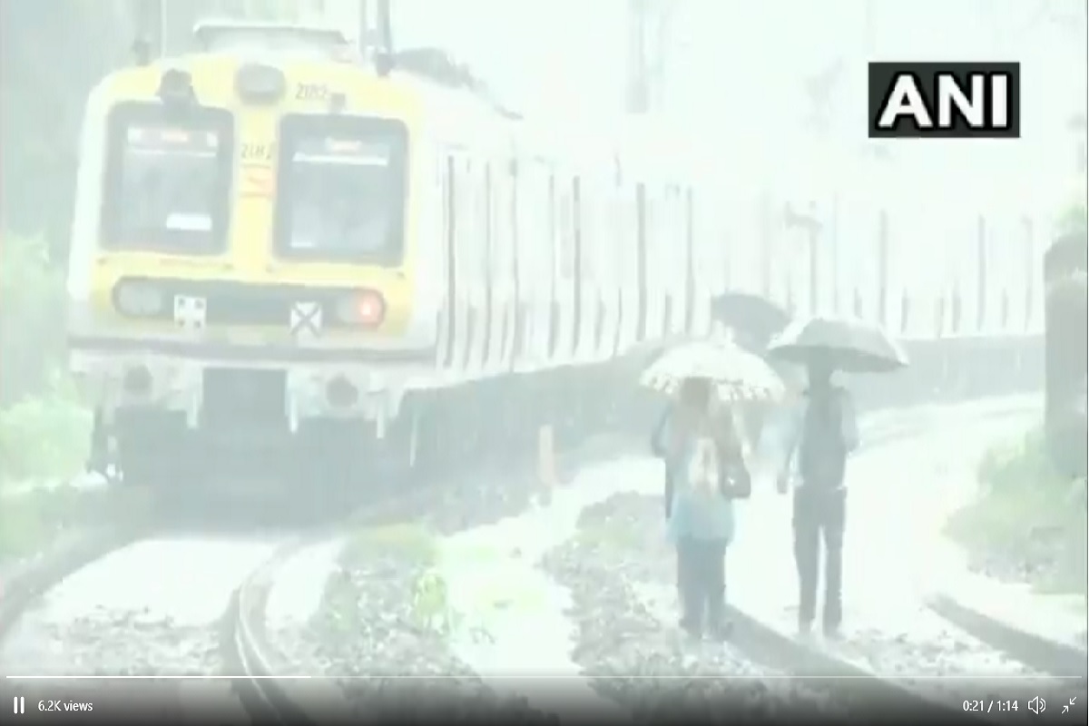 पुन्हा एकदा मुंबईची तुंबई; तिन्ही मार्गावरची लोकल सेवा कोलमडली, रेल्वे ट्रॅक पाण्याखाली