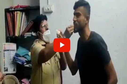 Mumbai: चक्क पोलिसांनीच साजरा केला गुन्हेगाराचा वाढदिवस, केक कापतानाचा VIDEO VIRAL
