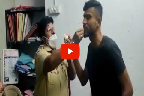 मुंबई पोलिसांनीच चक्क एका गुन्हेगाराचा वाढदिवस साजरा केल्याचा व्हिडीओ व्हायरल होत आहे.