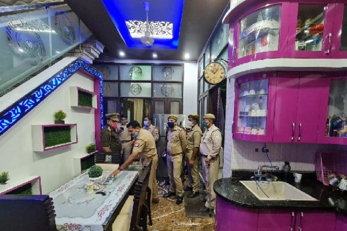 भंगारवाल्याच्या घरात कोट्यवधींचा माल; घर पाहून पोलीसही चक्रावले