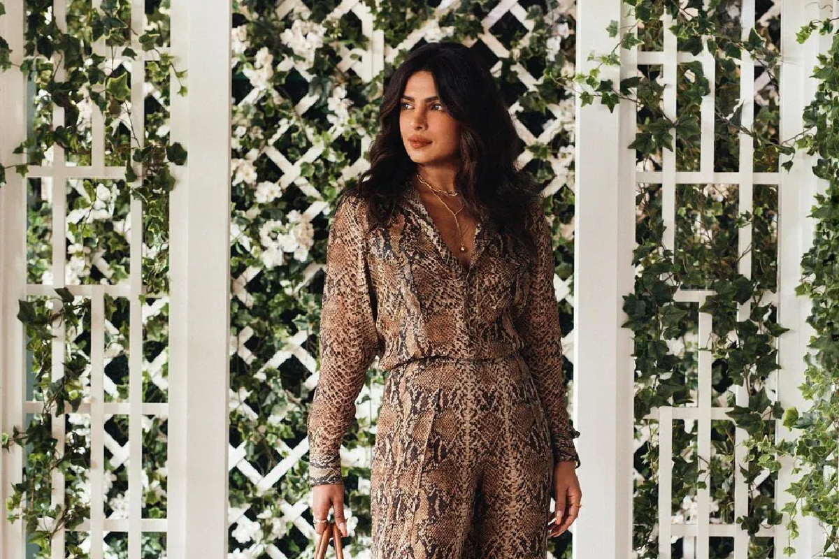 ग्लॅमरसाठी लाखोंचा खर्च; प्रियांकाच्या या स्नेक प्रिंट ड्रेसची किंमत पाहून व्हाल थक्क