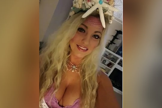 महिला मॅनेजरने कामावर असताना केलं हस्तमैथुन; हॉटेलने सर्व केळी दिली फेकून, अन्...