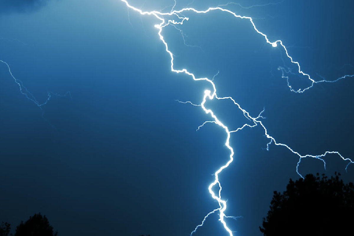 सर्जरी करताना हातात लावली टाईटेनियम प्लेट; वीज पडताच जळून गेलं पूर्ण शरीर