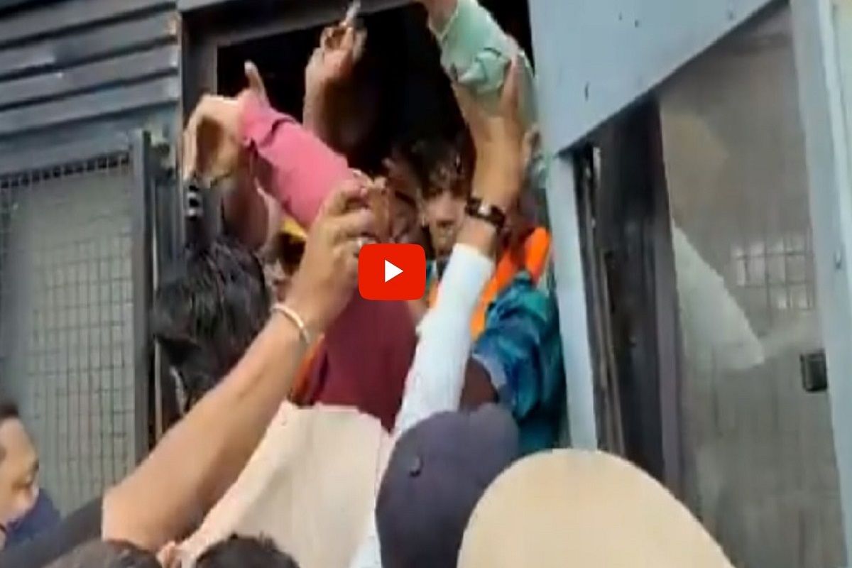 मराठा आरक्षणासाठी कार्यकर्ते आक्रमक, अजित पवार यांच्याविरोधात जोरदार घोषणाबाजी