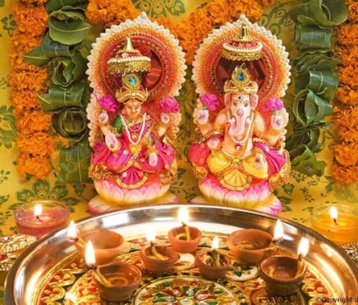 पुजाअर्चा करावी - घरामध्ये वास्तूदोष असेल तर, पूजाअर्चा, होमहवन करा. त्यामुळे घरातलं वातावरण शुद्ध होतं आणि नकारात्मक ऊर्जा निघून जाते. याशिवाय सकाळी आणि संध्याकाळी देवपूजा करावी,दिवा लावावा. शक्य असेल तर घरातल्या लोकांनी एकत्र बसून पूजा करावी.