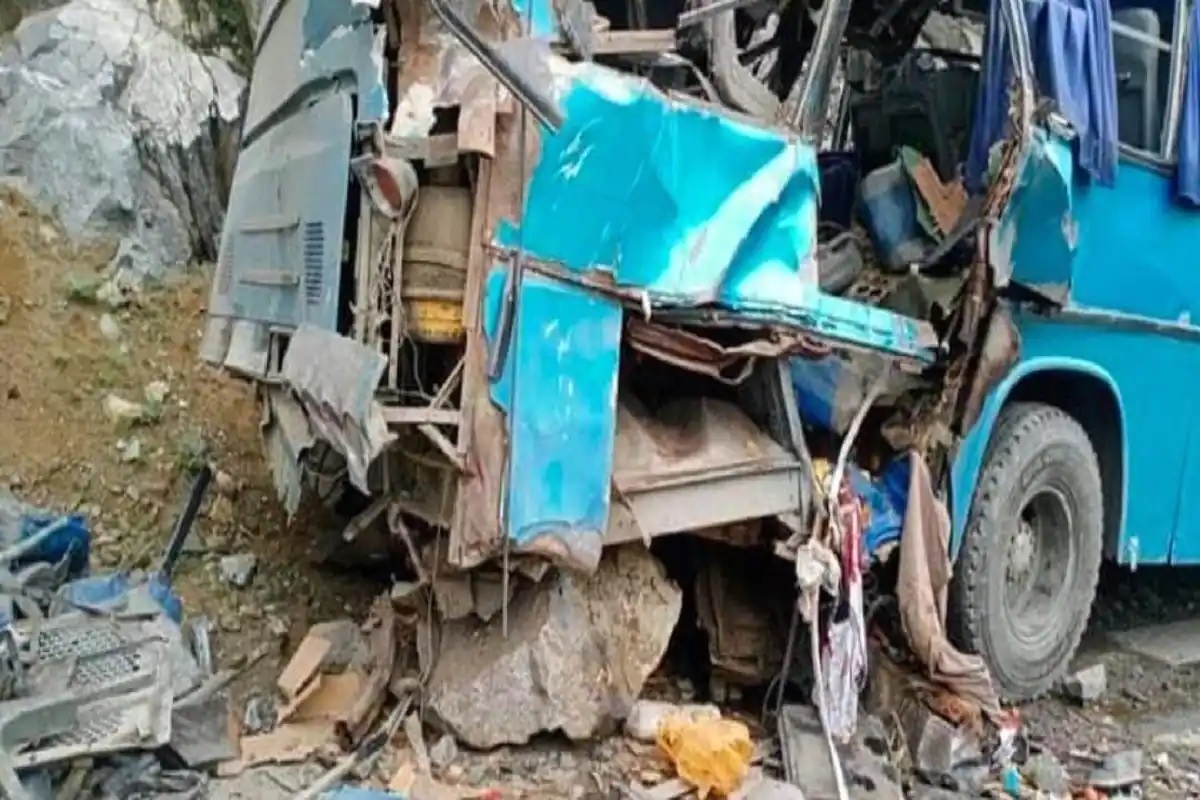 पाकिस्तानमध्ये दहशतवादी हल्ला; कोहिस्तानमध्ये बसमध्ये स्फोट, 13 जणांचा मृत्यू