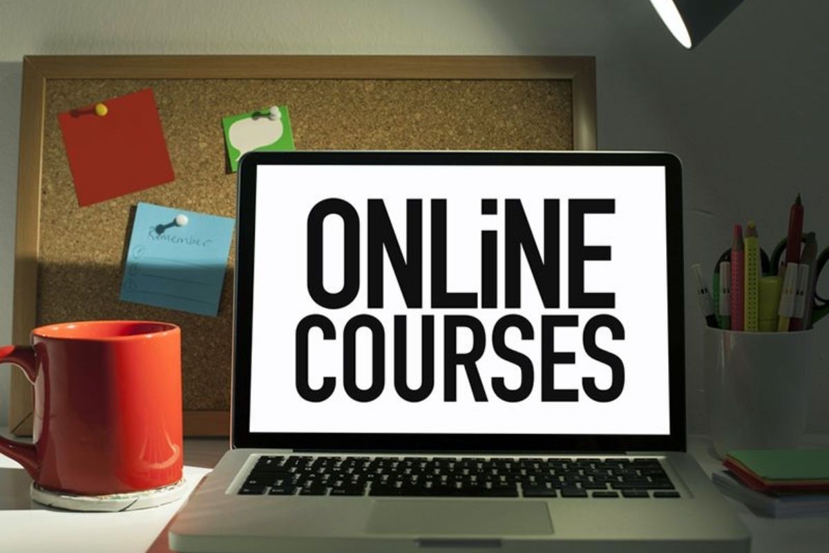कोरोनाकाळात घरबसल्या करा हे टॉप कोर्सेस आणि राहा अपडेट; मिळेल भरघोस पगार