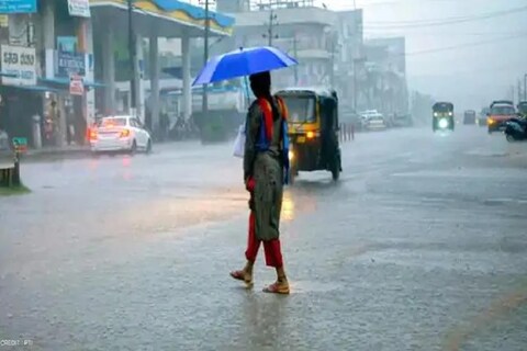 Weather Forecast Today: मागील दोन दिवसांपासून महाराष्ट्राची राजधानी मुंबईला (Mumbai) मुसळधार पावसानं (Heavy rainfall) झोडपून काढलं आहे. यानंतर, राज्यात अनेक ठिकाणी पावसाचा जोर कमी होताना दिसत आहे.