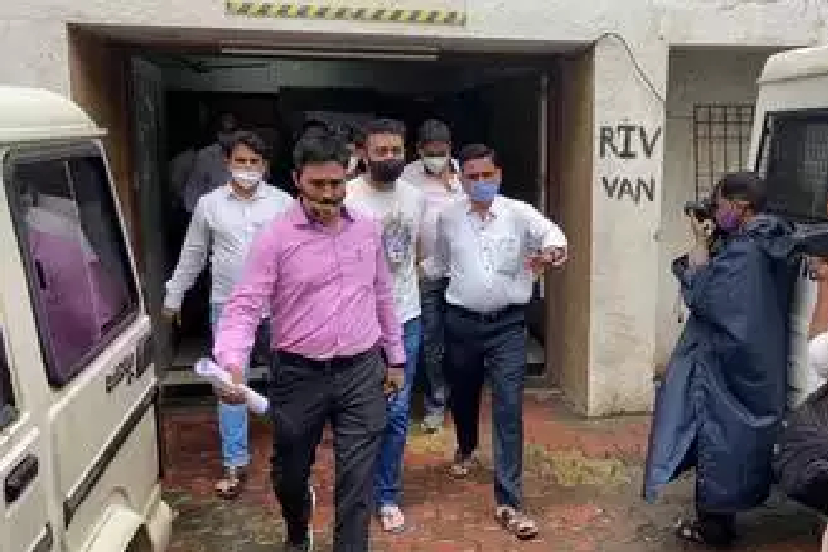 शिल्पा शेट्टीच्या घरी पोलिसांचा छापा; पाहा कारवाईचा Exclusive video