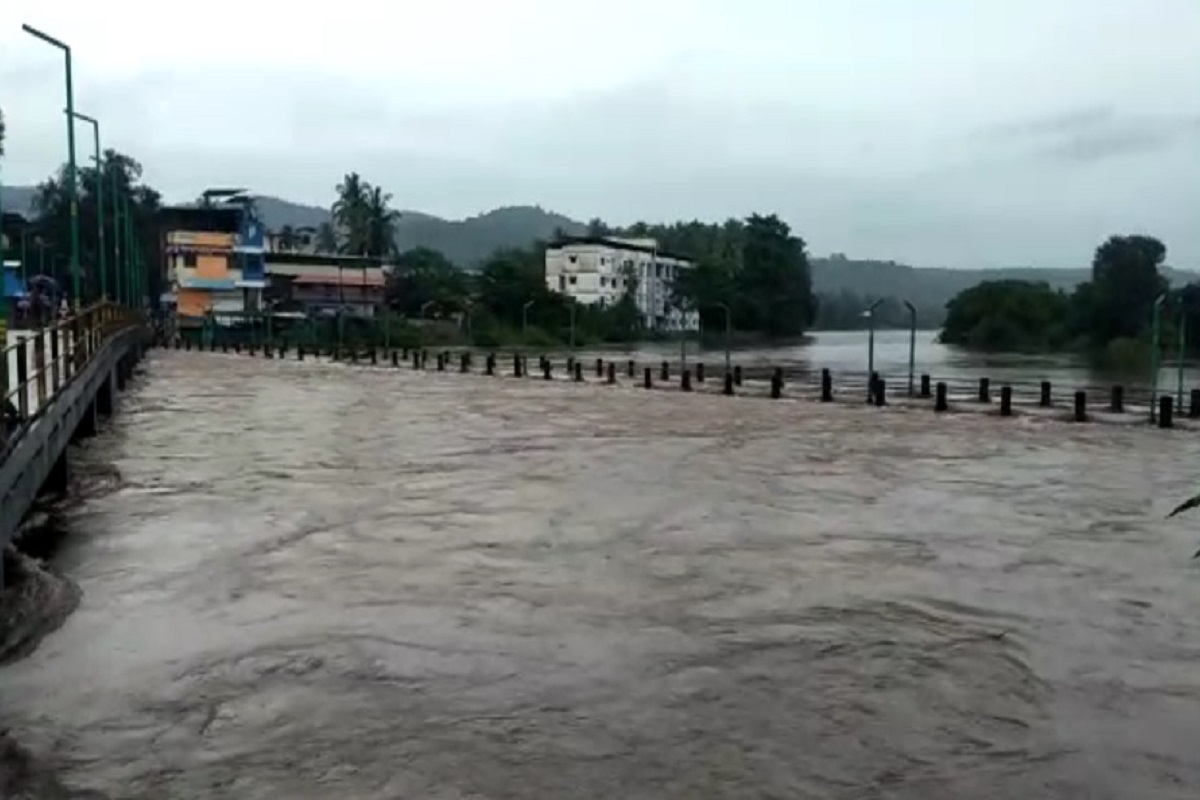 रत्नागिरीत मुसळधार पावसामुळे पूरस्थिती, जिल्ह्याला 16 तारखेपर्यंत RED ALERT