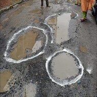 दारात नाहीतर रस्त्यावरच्या खड्ड्यांभोवती महिलांनी काढली रांगोळी, बघा PHOTOS