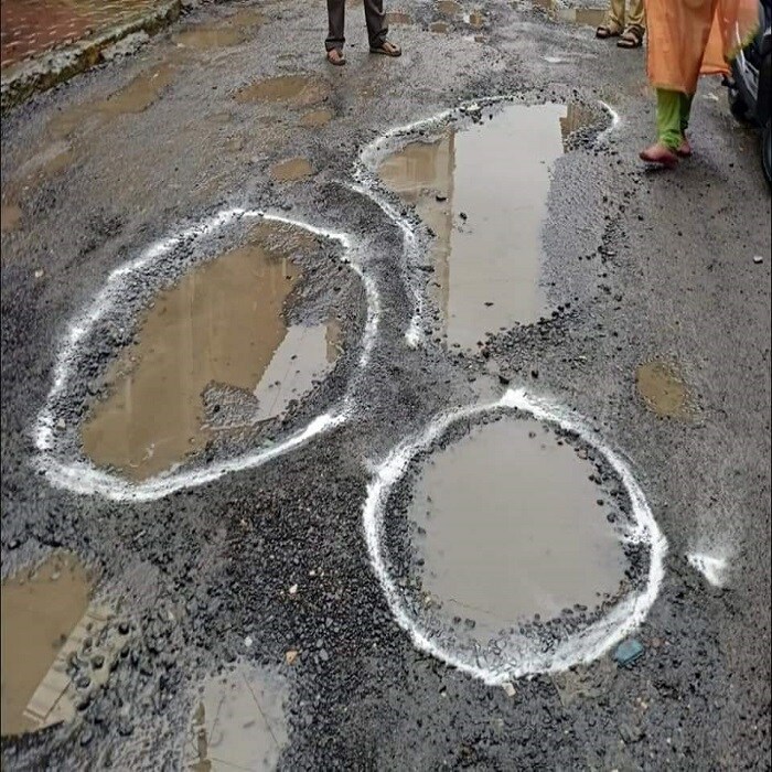 मुंबईत पावसाने जोर धरला आहे. मुसळधार पाऊस गेल्या तीन दिवसांपासून सुरू झाला आहे. या पावसामुळे मुंबईतील खड्डयांची अक्षरक्ष दुर्दशा झाली आहे. (Photo Credit- Ganesh Raghunath Kale)