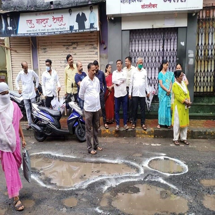 महानगर पालिकेतल्या अधिकाऱ्यांन जाग आली पाहिजे म्हणून महिलांनी रांगोळी काढून रस्त्यांची झालेली चाळण दाखवली आहे.