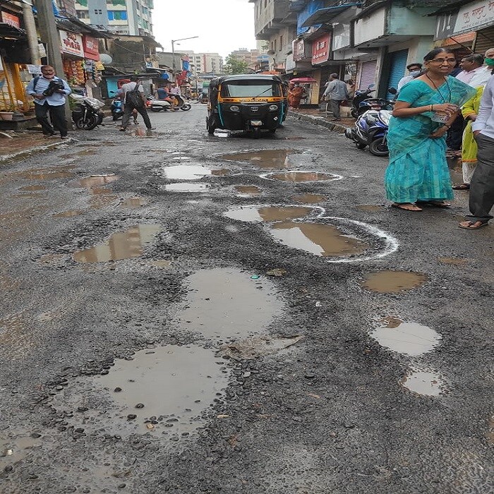 अधिकाऱ्यांचे डोळे उघडले पाहिजे. कारण आमची मुलं खड्ड्यांतून प्रवास करत असतात ती ॲाफिसला पोहोचली की नाही याची आम्हांला काळजी वाटत असते. मास्क न घालणाऱ्यांसाठी मुंबई पालिका दंड वसुली करत असते. आता खड्डे न बुजवाणा-या अधिकाऱ्यांसाठी पालिका काय कारवाई करणार असा सवाल नागरिकांनी उपस्थित केला आहे.