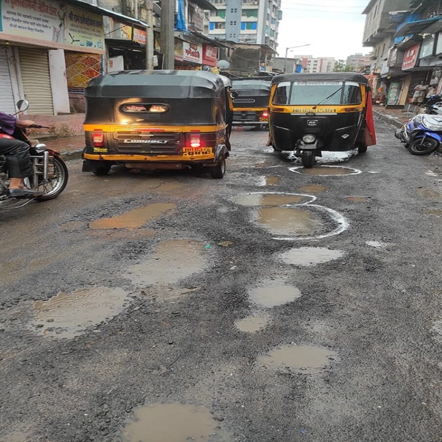14 खड्डे बुजवण्याचे काम सुरू करण्यात आले आहे. सर्वाधिक खड्डे अंधेरी पश्चिम, कुर्ला, चेंबूर, मानखुर्द, मालाड या परिसरात आहे. मुंबईत दरवर्षी रस्त्यांसाठी कोट्यवधी रुपये खर्च केले जातात. त्यानंतरही रस्त्यावर खड्डे पडण्याचे प्रकार कायम आहेत.