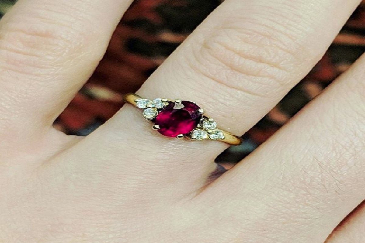 धारण करा माणिक रत्न करिअरमध्ये गाठाल यशाचं शिखर; 5 राशींनी चुकूनही वापरू नये