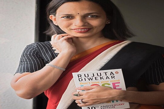 ऋजुता दिवेकर सांगतात की, अनेक फळं एकत्र खाऊ नयेत. 