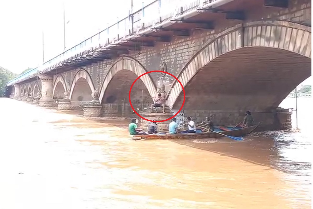 VIDEO: सेल्फी काढायला गेला अन् नदीत अडकला, मग झालं असं की....