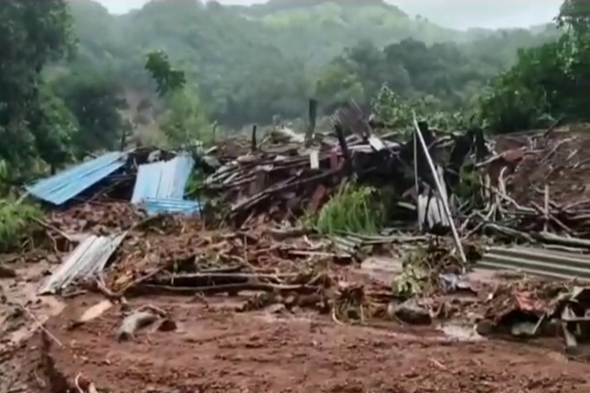 BREAKING: साताऱ्यातील वाई आणि पाटणमध्ये घरांवर दरड कोसळली, 7 ते 8 नागरिक ढिगाऱ्याखाली अडकल्याची भीती