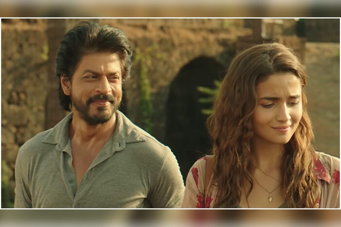 आलिया भट्टनं (Alia Bhatt) डार्लिंग्स (Darlings) चित्रपटाचं शूटिंग सुरू केलं आहे. या चित्रपटाद्वारे तिने निर्मिती क्षेत्रात पदार्पण केलं आहे.