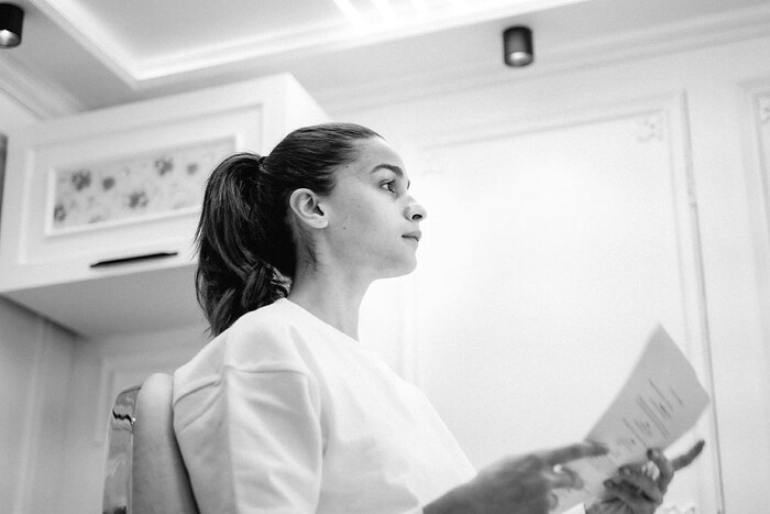 आलियानं सेटवरचे फोटो सोशल मीडियावर शेअर केले आणि चाहत्यांना माहिती दिली की ती शूटिंगच्या पहिल्या दिवशी उत्साहित आहे आणि थोडी घाबरलेली सुद्धा आहे.