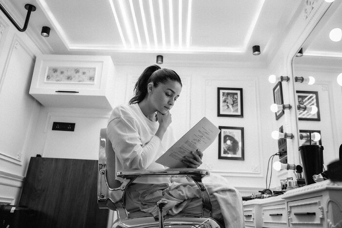 सेटवर परत आल्यामुळे खूप आनंद झाला आहे आणि मी उत्साहित आहे. बर्‍याच दिवसांपासून या चित्रपटाबद्दल उत्साही होते. अशा आशयाची पोस्ट लिहून आलियानं निर्मिती क्षेत्रात पदार्पण केल्याची माहिती आपल्या चाहत्यांना दिली.