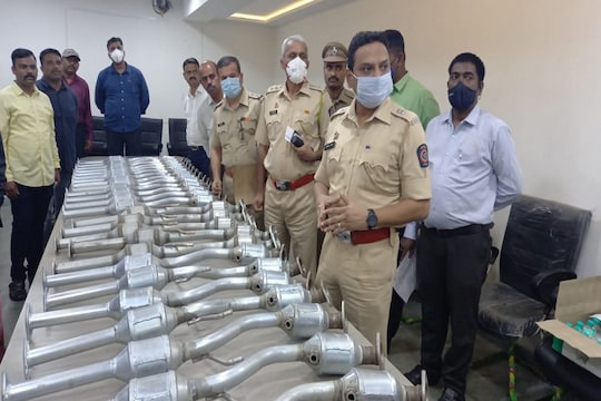 सायलेन्सर चोरून लाखोंची कमाई करणारी टोळी गजाआड, चोरीमागचं कारण ऐकून ठाणे पोलीसही अचंबित