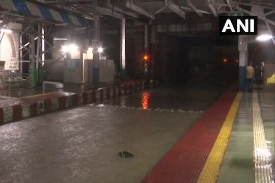 मुसळधार पावसाचा फटका रेल्वेला; मध्य रेल्वे अजूनही कोलमडलेली, पश्चिम रेल्वे सुरळीत