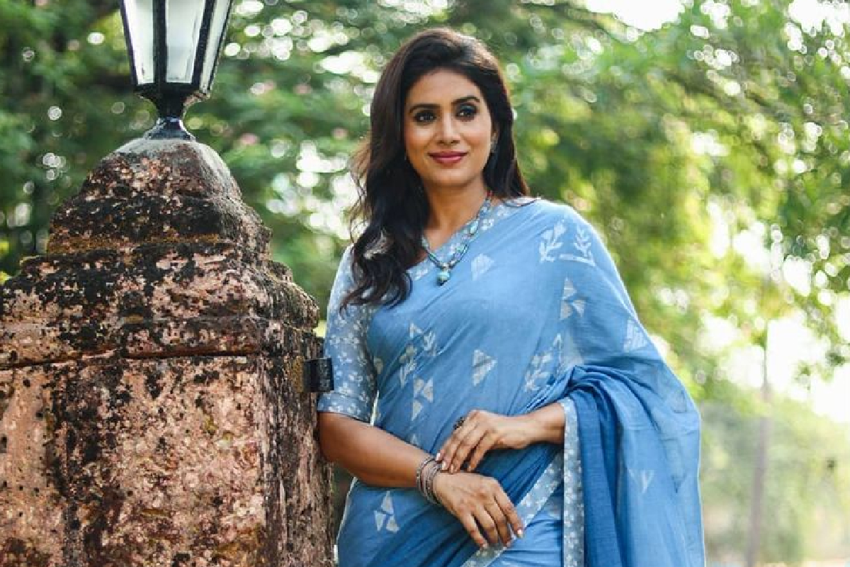 ‘काळ्या मुली कॅमेऱ्यात चांगल्या दिसत नाही’; सोनाली कुलकर्णीनं सांगितला रंगभेदाचा अनुभव