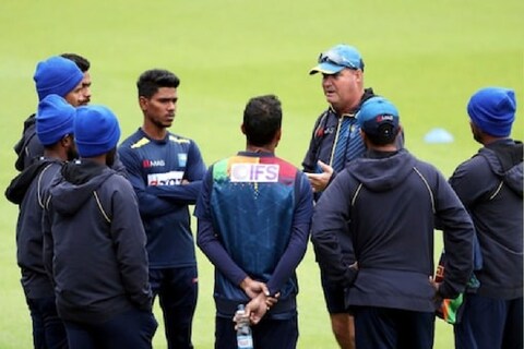 श्रीलंका क्रिकेट बोर्डाने (Sri Lanka Cricket Board) त्यांच्या तीन क्रिकेटपटूंवर कारवाई केली आहे. इंग्लंड दौऱ्यावर असताना बायो-बबलचा नियम मोडल्यामुळे कुसल मेंडिस (Kusal Mendis), निरोशन डिकवेला (Niroshan Dickwella) आणि धनुष्का गुणतिलका (Danushka Gunathilaka) यांचं वर्षभरासाठी निलंबन करण्यात आलं आहे.