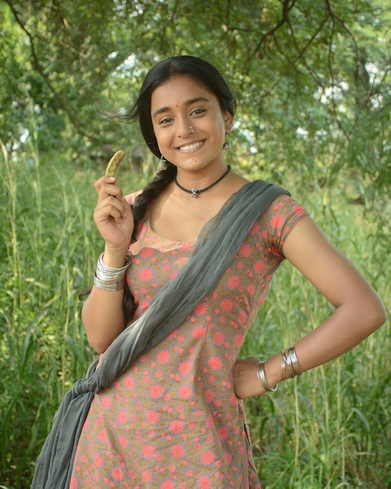 परंतु आपल्या पहिल्याच मालिकेतून प्रचंड लोकप्रियता मिळवणाऱ्या सुंबुलनं रुपेरी पडदा गाठण्यासाठी प्रचंड संघर्ष केला आहे. अत्यंत गरीब कुटुंबात जन्माला आलेल्या या अभिनेत्रीनं वेळप्रसंगी एक वडापाव खाऊन देखील दिवस ढकलले आहेत.