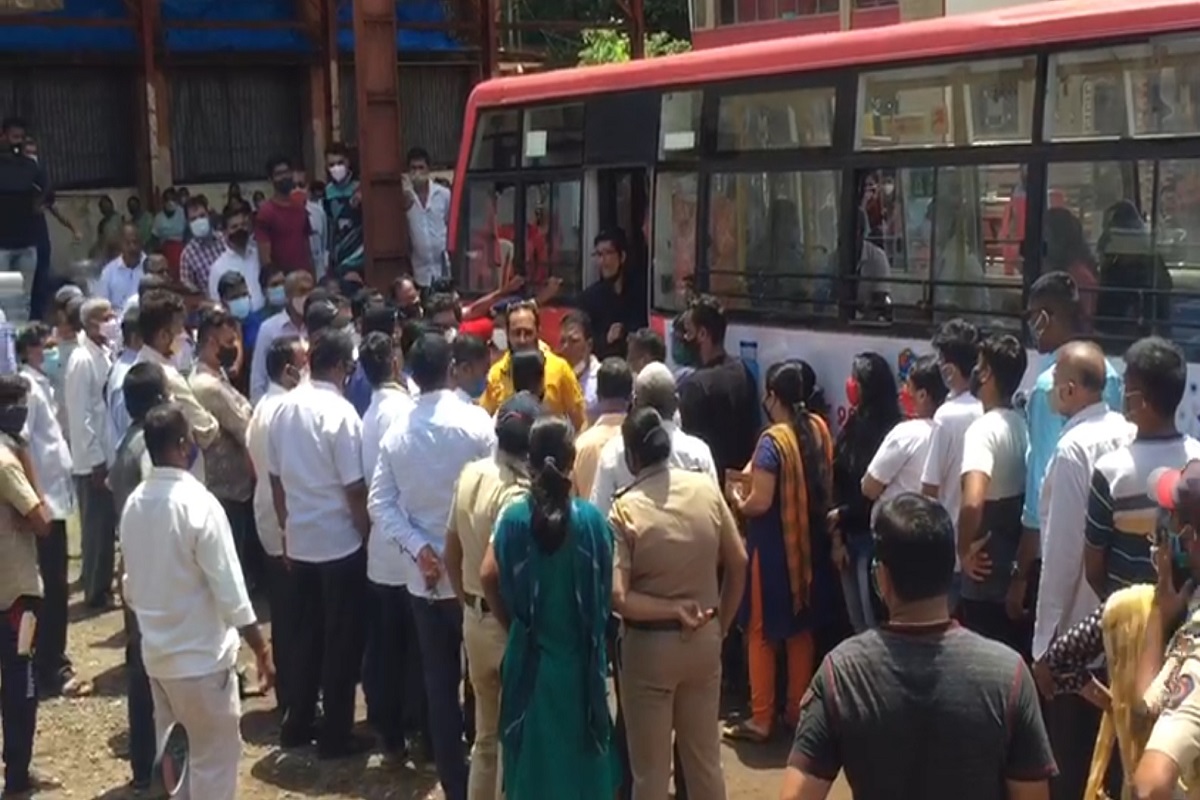 VIDEO: ठाण्यात लसीकरण केंद्रावर जोरदार राडा; शिवसेना पदाधिकारी एकमेकांत भिडले