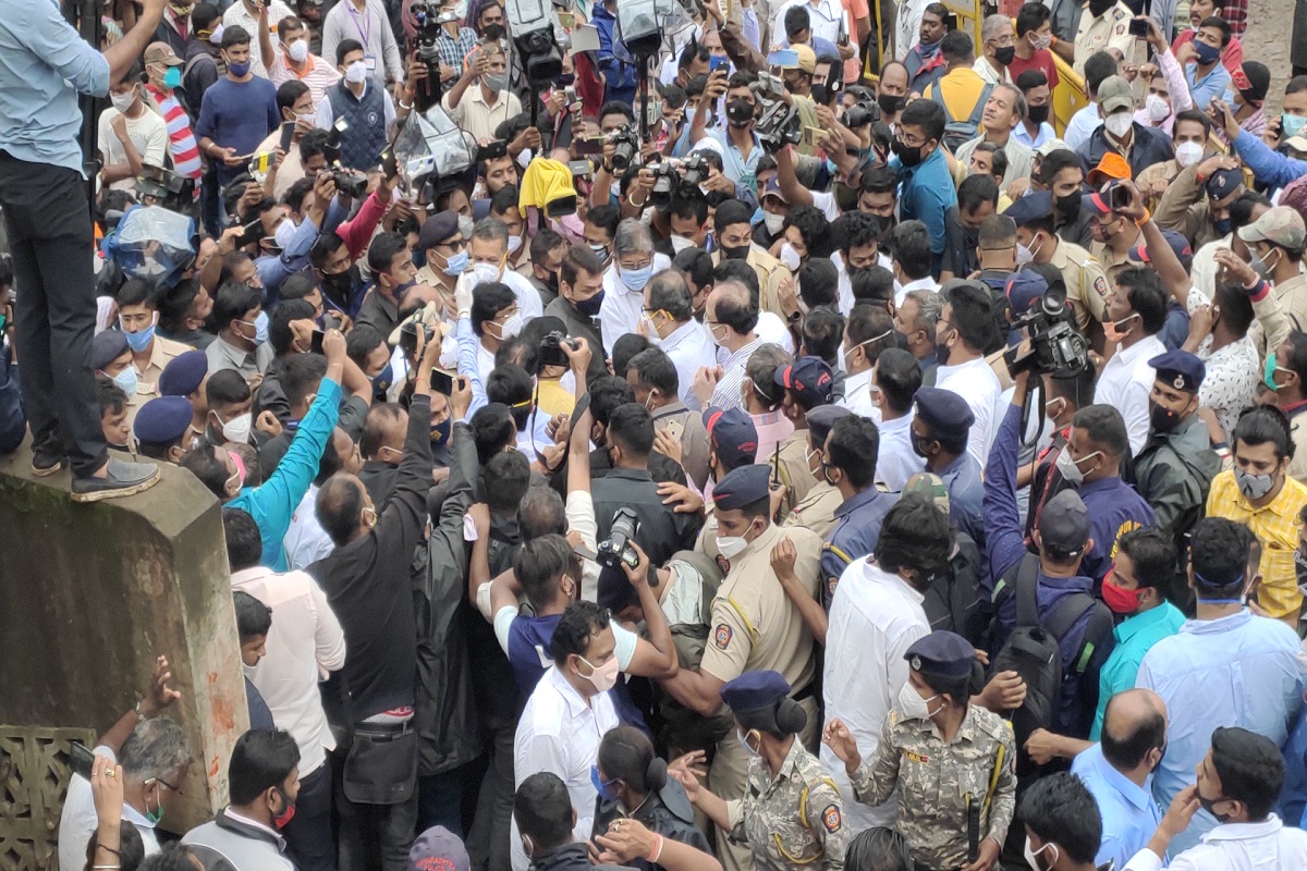 कोल्हापूर दौऱ्यात Uddhav Thackeray आणि फडणवीसांची कानात कुजबुज; दोघांत काय झाली चर्चा?