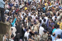 कोल्हापूर दौऱ्यात उद्धव ठाकरे आणि फडणवीसांचा संवाद; कानात काय कुजबुजले? कोल्हापूर दौऱ्यात उद्धव ठाकरे आणि फडणवीसांचा संवाद; कानात काय कुजबुजले?