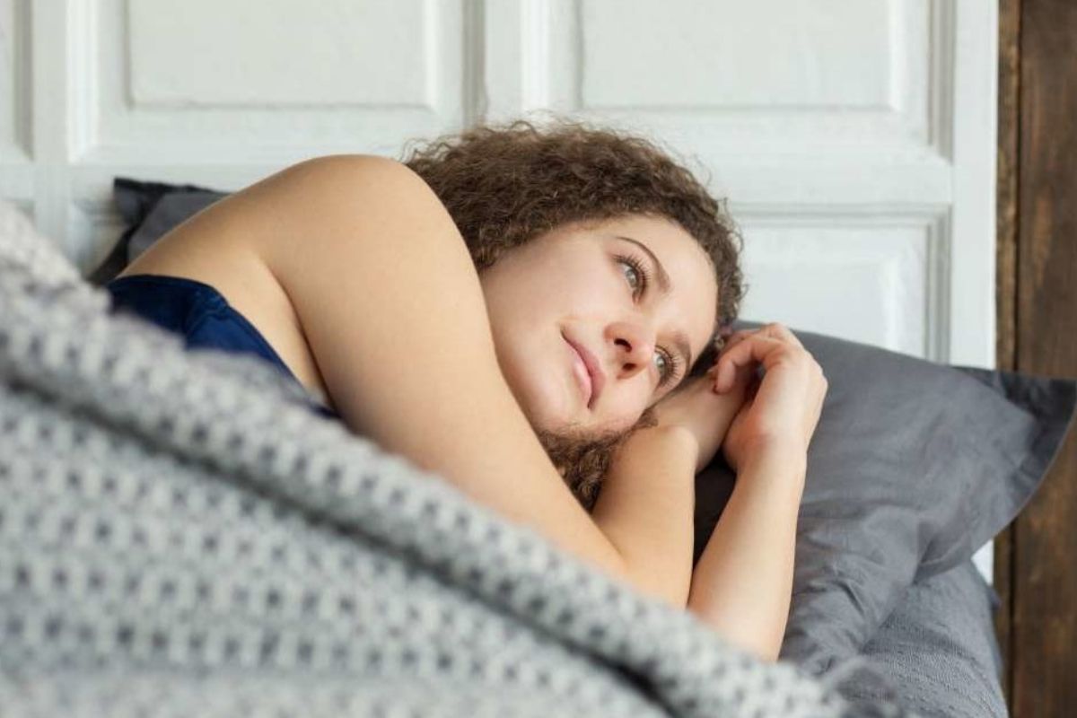 तुम्हालाही झोप येत नाही? निद्रानाश झालाय? मग या सवयी ताबडतोब करा बंद