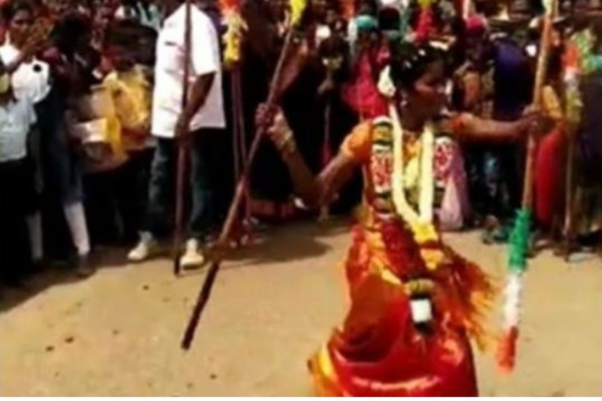 वरातीसमोरच नवरीबाईचा जलवा; कौशल्य पाहून पाहुणेही थक्क, तलवारबाजीचा खास अंदाज