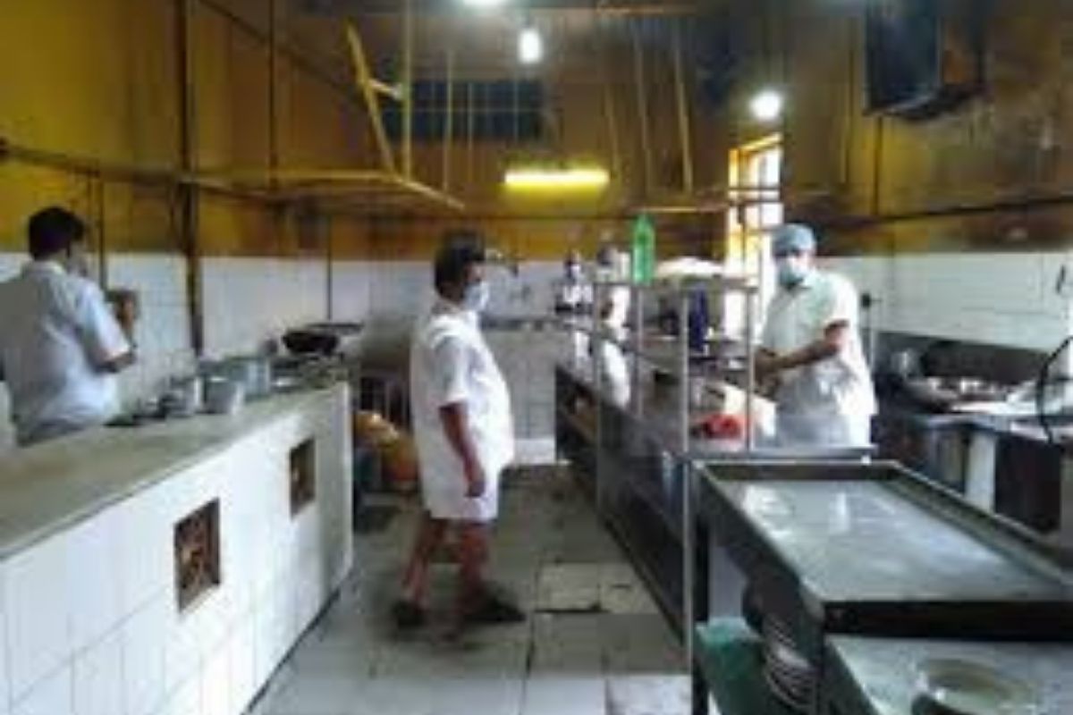 लग्नसमारंभासाठी भोजन बनवताना शेफचा घसरला पाय; उकळत्या चिकन सूपमध्ये कोसळला अन्...